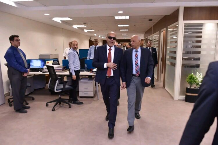 وزير العمل يَتفقد مكاتب العاملين بمقر “العاصمة الإدارية ” ويحثهم على تكثيف الجهود لتنفيذ “خطة الوزارة”.