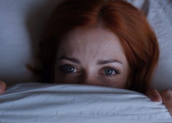 دراسة: علامة تحذير من الإصابة بالخرف قد تمنعك من النوم ليلاً