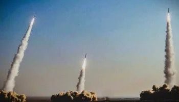 إطلاق أكثر من 55 صاروخا من لبنان على أهداف إسرائيلية.