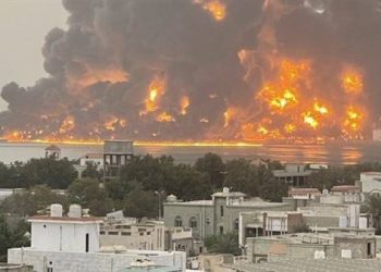 استهدف منشآت تكرير نفط.. حريق هائل بالحديدة في اليمن بعد قصف إسرائيلي.