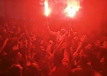 احتفالاً بحنته .. مروان عطية يشعل الألعاب النارية