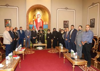 محافظ القاهرة يزور البابا تواضروس الثانى بابا الإسكندرية بالمقر الباباوى بالعباسية