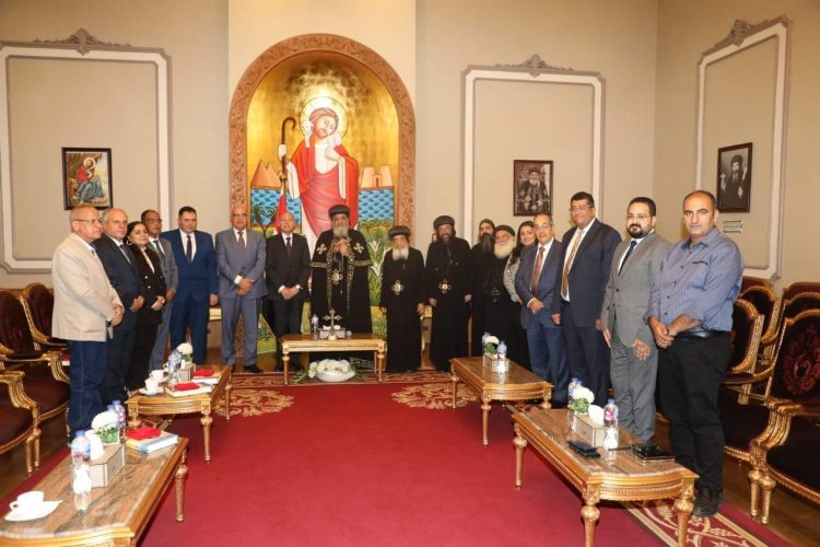 محافظ القاهرة يزور البابا تواضروس الثانى بابا الإسكندرية بالمقر الباباوى بالعباسية