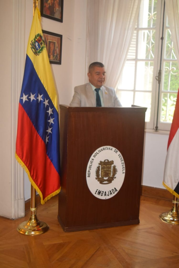 سفارة فنزويلا بالقاهرة تحتفل بالذكرى السبعون لميلاد القائد الأبدي “هوجو تشافيز”