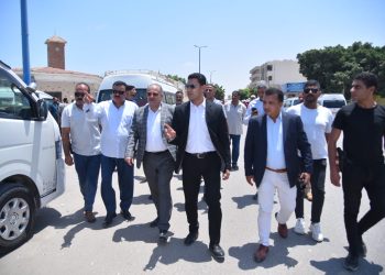 جولة ميدانية لنائب المحافظ والسكرتير العام  لمتابعة الالتزام بتعريفة الأجرة الجديدة بمطروح