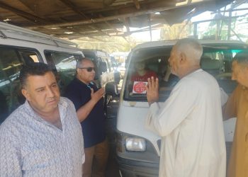محافظ المنيا يتابع الحملات الرقابية على المواقف للتأكد من الالتزام بتعريفة الركوب الجديدة