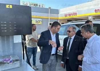 محافظ بورسعيد يوبخ سائق رفع الأجرة جنيه ونص: الأجرة 23.5 جنيه بتخلي الناس تدفع 25 جنيه ليه..