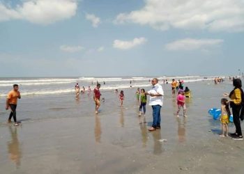 أمواج مرتفعة تضرب شواطئ بورسعيد وسط إقبال المصيفين رغم تحذيرات الأرصاد..