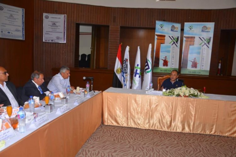 وزير قطاع الأعمال العام يجتمع بالرؤساء التنفيذيين لشركات الأدوية التابعة 1 وزير قطاع الأعمال العام يجتمع بالرؤساء التنفيذيين لشركات الأدوية التابعة