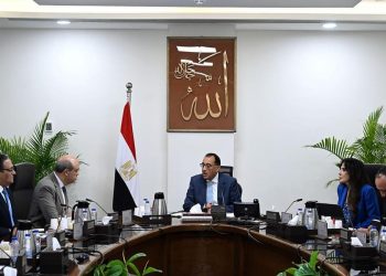 رئيس الوزراء يلتقي وزير الطيران المدني لبحث عدد من ملفات العمل