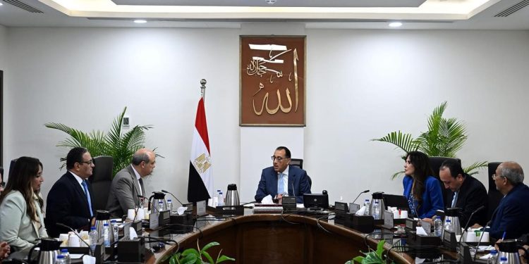 رئيس الوزراء يلتقي وزير الطيران المدني لبحث عدد من ملفات العمل