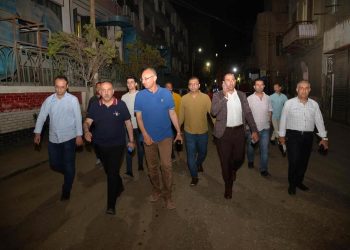 محافظ أسيوط يتفقد خلال جولة مسائية حملات النظافة المكبرة وأعمال رفع الاشغالات بشوارع حي غرب وحي شرق
