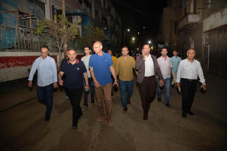 محافظ أسيوط يتفقد خلال جولة مسائية حملات النظافة المكبرة وأعمال رفع الاشغالات بشوارع حي غرب وحي شرق
