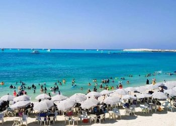 رواد شواطئ مرسي مطروح يستمتعون بالاجواء الفيروزية الساحرة