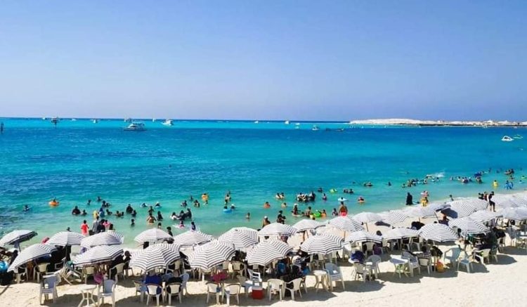 رواد شواطئ مرسي مطروح يستمتعون بالاجواء الفيروزية الساحرة