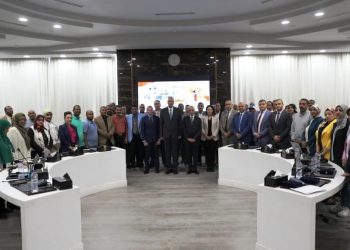 محافظ أسوان ومساعد أمين عام مجلس الوزراء لشئون إدارة الأزمات والكوارث يشهدا ختام ورشة العمل " جعل المدن قادرة على الصمود 2030 " ويكرما المتميزين وفريق العمل المشارك 1 محافظ أسوان ومساعد أمين عام مجلس الوزراء لشئون إدارة الأزمات والكوارث يشهدا ختام ورشة العمل ” جعل المدن قادرة على الصمود 2030 ” ويكرما المتميزين وفريق العمل المشارك