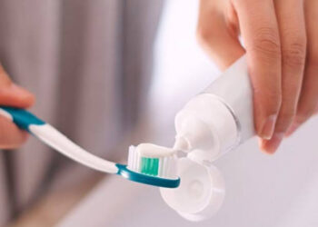 مكون في معجون الأسنان يمكنه علاج الكسور الناجمة عن هشاشة العظام