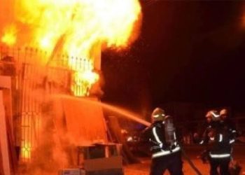دون وقوع خسائر بشرية … السيطرة على حريق هائل بمخزن بالمرج