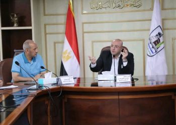 محافظ بني سويف يناقش عدداً من الملفات والطلبات خلال اجتماع مجلس إدارة مشروع المواقف