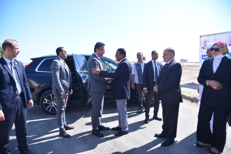 محافظ مطروح يستقبل وزير التموين والتجارة الداخلية لتفقد عدد من المشروعات الإنتاجية 1 محافظ مطروح يستقبل وزير التموين والتجارة الداخلية لتفقد عدد من المشروعات الإنتاجية