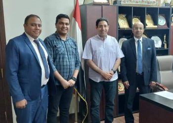 وكيل وزارة الشباب والرياضة بالقاهرة يستقبل بمكتبه وفد من حملة بشبابها ورئيس برلمان شباب مصر