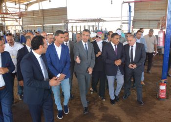 وزير التموين ومحافظ مطروح يتفقدان مصنع تعبئة الغاز واحد المطاحن  بالكيلو ١٦