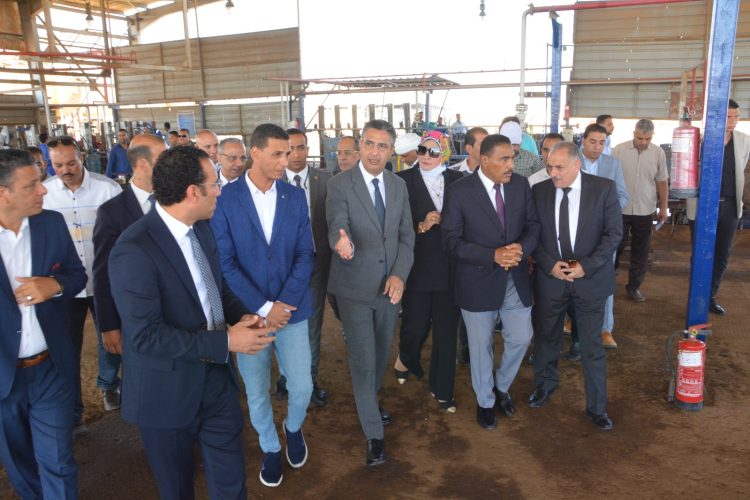 وزير التموين ومحافظ مطروح يتفقدان مصنع تعبئة الغاز واحد المطاحن  بالكيلو ١٦