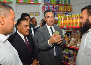 وزير التموين والتجارة الداخلية ومحافظ مطروح يتفقدان مركز الخدمة المطور بمنطقة الكيلو 4 بمدينة مرسى مطروح
