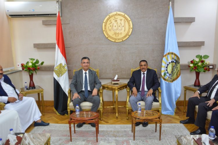 وزير التموين والتجارة الداخلية ومحافظ مطروح يلتقيان مع أعضاء الهيئة البرلمانية لمجلس النواب والشيوخ بمطروح 1 وزير التموين والتجارة الداخلية ومحافظ مطروح يلتقيان مع أعضاء الهيئة البرلمانية لمجلس النواب والشيوخ بمطروح