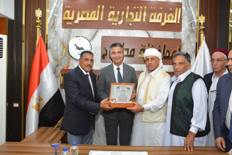 وزير التموين والتجارة الداخلية ومحافظ مطروح يلتقيان برئيس الغرفة التجارية وأعضاء الغرفة بحضور أعضاء الهيئة البرلمانية لمجلس النواب والشيوخ بمطروح 1 وزير التموين والتجارة الداخلية ومحافظ مطروح يلتقيان برئيس الغرفة التجارية وأعضاء الغرفة بحضور أعضاء الهيئة البرلمانية لمجلس النواب والشيوخ بمطروح