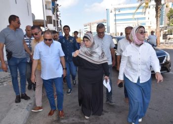 محافظ بورسعيد يلتقي عدداً من المواطنين بحي الضواحي