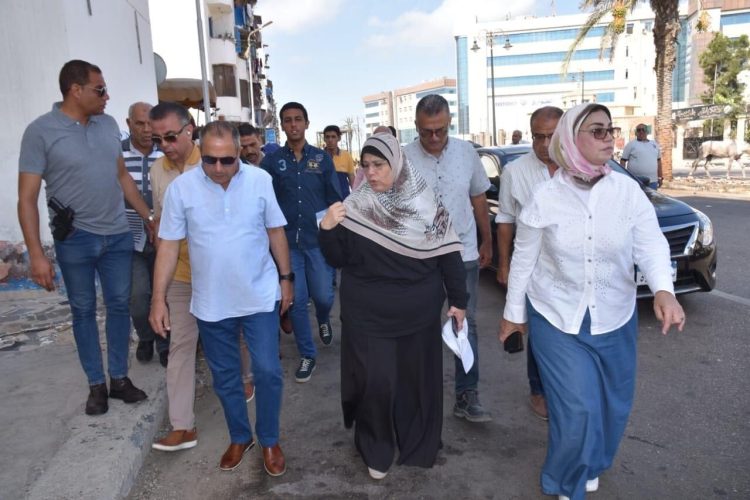 محافظ بورسعيد يلتقي عدداً من المواطنين بحي الضواحي