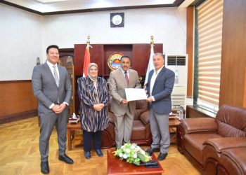 محافظ مطروح يكرم وكيل وزارة الصحة والسكان بمطروح سابقاً تقديراً لمجهوداته المبذولة خلال فترة تولية المسؤولية