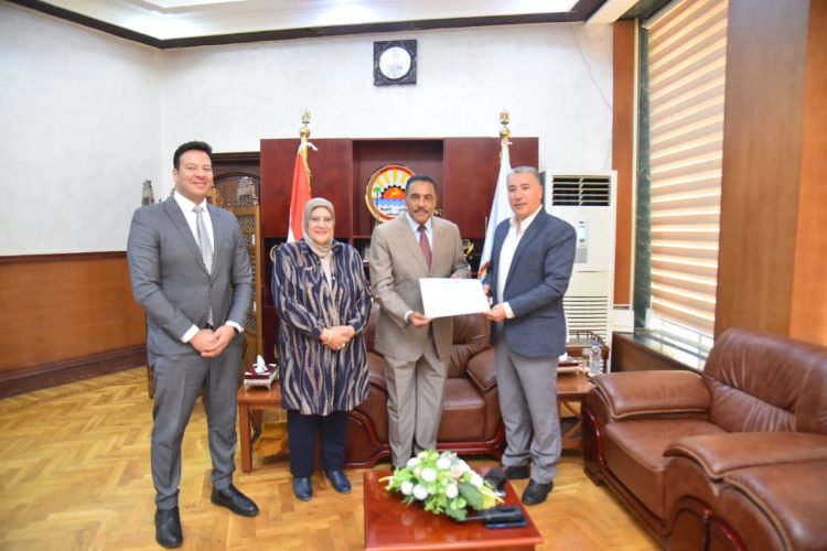 محافظ مطروح يكرم وكيل وزارة الصحة والسكان بمطروح سابقاً تقديراً لمجهوداته المبذولة خلال فترة تولية المسؤولية