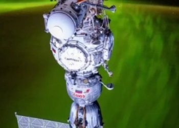 رائد فضاء يلتقط صورا للشفق الأخضر خلف مركبة فضاء روسية