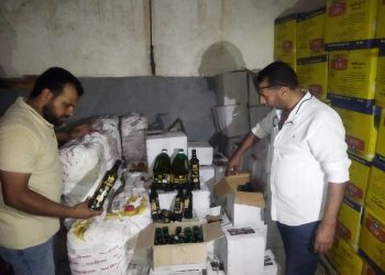 ضبط مايقرب من ٢٠٠٠  لتر من الزيوت المختلفة مجهولة المصدر قبل تداولها في أسواق مطروح