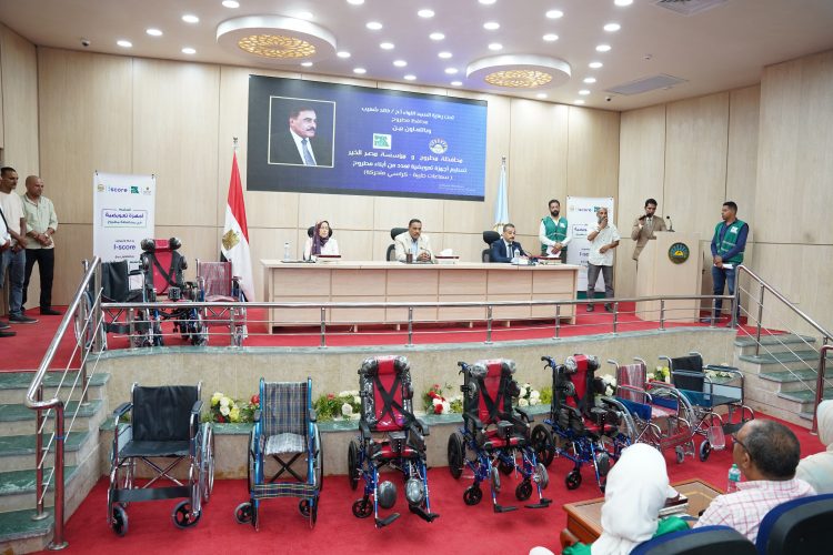 محافظ مطروح يسلم عدد من الأجهزة التعويضية لعدد من أبناء مطروح