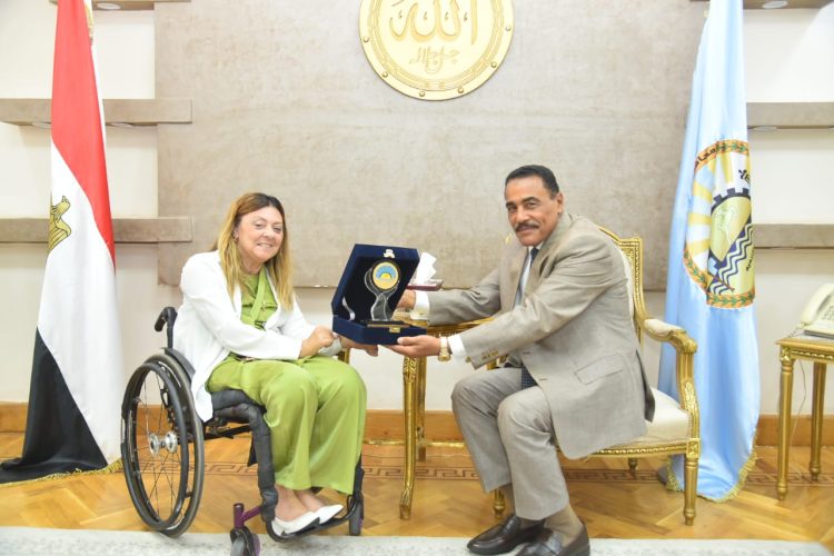 محافظ مطروح يستقبل رئيسة المجلس القومي لذوى الإعاقة خلال زيارتها للمحافظة