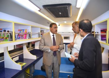 محافظ مطروح يتفقد المكتبة الثقافية المتنقلة