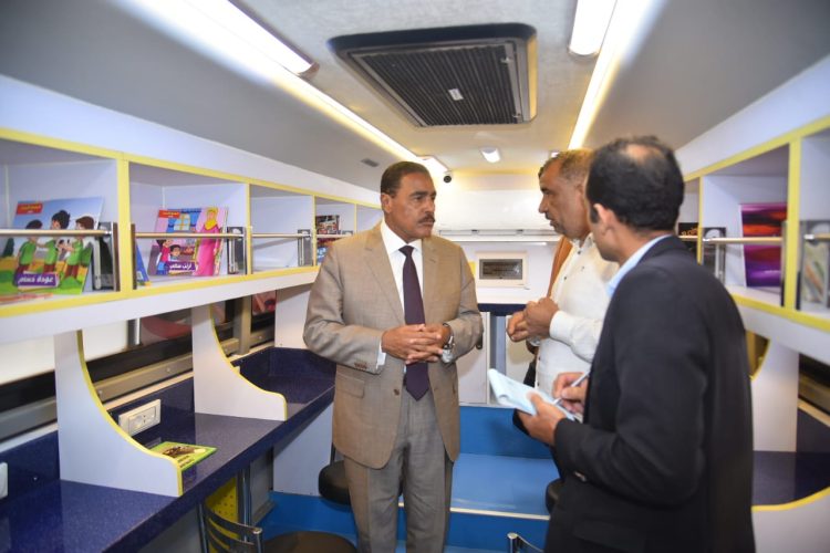 محافظ مطروح يتفقد المكتبة الثقافية المتنقلة