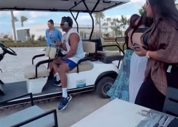 حرصاً على إلتقاط الصور مع الجمهور .. صراع العوضي ورمضان فى الساحل الشمالى