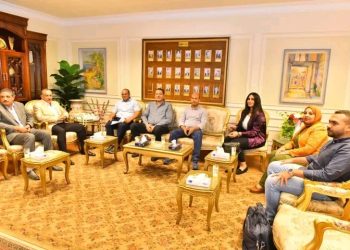 محافظ أسيوط يناقش نسب تنفيذ مشروعات “حياة كريمة” وموقف المشروعات التي تم الإنتهاء منها لتشغيلها