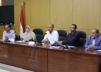 محافظ بني سويف  يعقد جلسة للرد على الاستفسارات  الخاصة بالمزايدة العلنية لطرح 10 قطع أراض فضاء بمدينتي بني سويف واهناسيا
