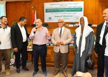 ضمن مظلة التحالف الوطني للعمل الأهلي محافظ أسيوط يسلم شنط وأدوات مدرسية لعدد 500 من التلاميذ الأيتام والأولى بالرعاية ضمن مبادرة “فرحهم بشنطتهم”