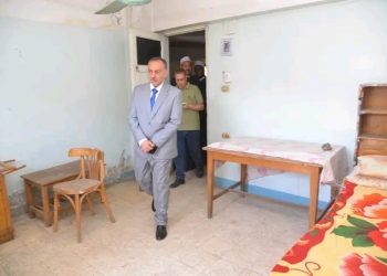 محافظ أسيوط يقرر إغلاق دار للمسنين لتردي الأوضاع السياسية الصحية والنفسية للنزلاء وإخلائه لدور رعاية أخرى وإحالة مسئوليه للتحقيق