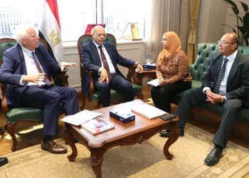 وزير العمل يستقبل رئيس مجلس ادارة شركة بترول سيميتار مصر للإنتاج