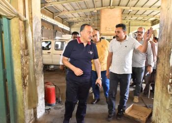 محافظ أسيوط يتفقد مركز صيانة السيارات للاطمئنان على سير العمل ودفع الجهود للإنجاز في صيانة وإصلاح المركبات