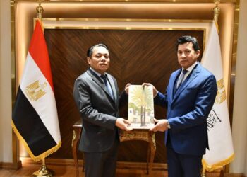 وزير الشباب والرياضة يستقبل السفير الماليزي بمصر