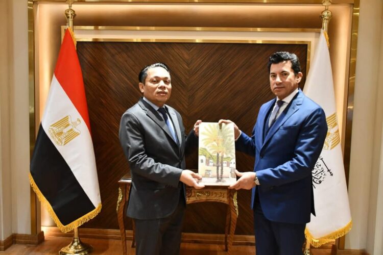 وزير الشباب والرياضة يستقبل السفير الماليزي بمصر 1 وزير الشباب والرياضة يستقبل السفير الماليزي بمصر