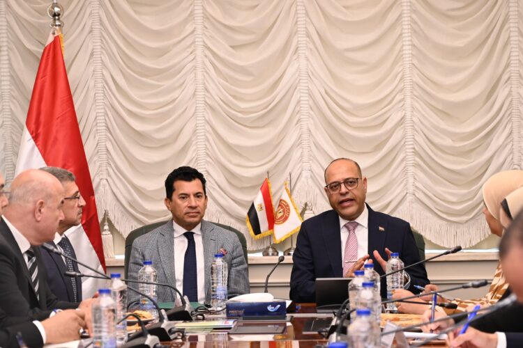 منح مجانية للشباب خلال لقاء وزير العمل يلتقي مع وزير الشباب والرياضة 1 منح مجانية للشباب خلال لقاء وزير العمل يلتقي مع وزير الشباب والرياضة